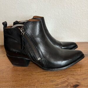 Frye Sacha Black Leather Zip Up Heeled Moto Shootie Western Mules Ankle Boots 10